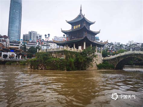 贵阳强降雨致南明河水上涨 沿河步道封闭-图片频道-中国天气网