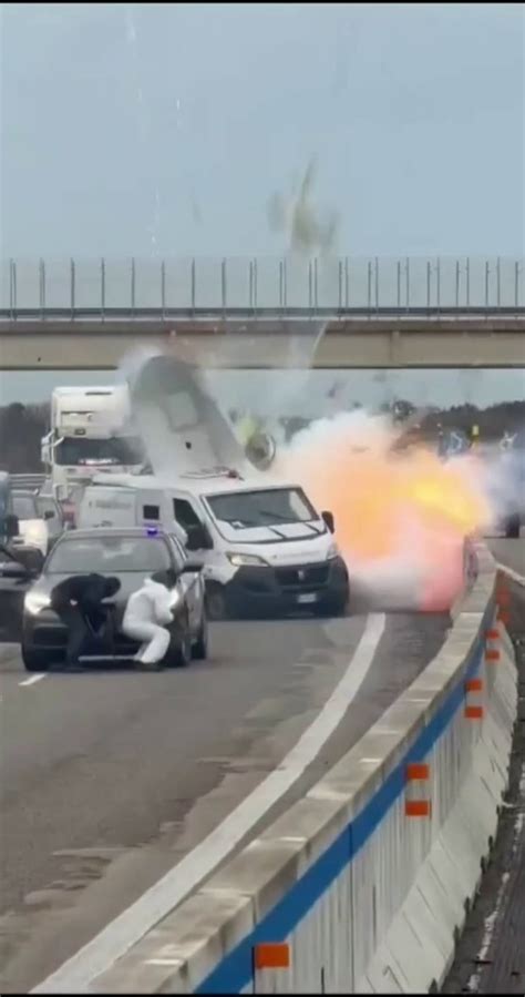 Espectacular asalto con explosiones y tiroteos a un furgón blindado en ...