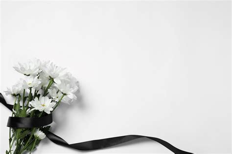 Floral Messages: Choosing The Right Flowers To Express Condolences