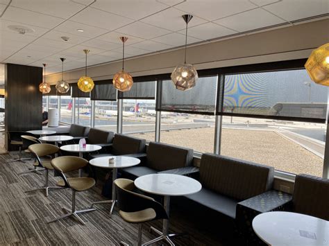 Escape Lounge MSP Review | Thrifty Traveler