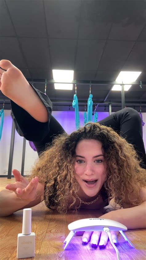 The best Sofie Dossi feet pictures 🤩