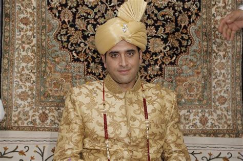 What To Wear? Traditional Dress of Kashmir Decoded For Him & Her