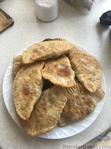Рецепт: Крымские чебуреки, хрустящие и сочные на RussianFood.com