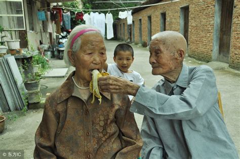 他娶了继母带来的姐姐，一起相伴了97年两位老人恩爱有加