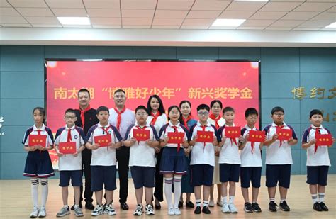 湖州市仁皇山小学：书包，今天不回家！