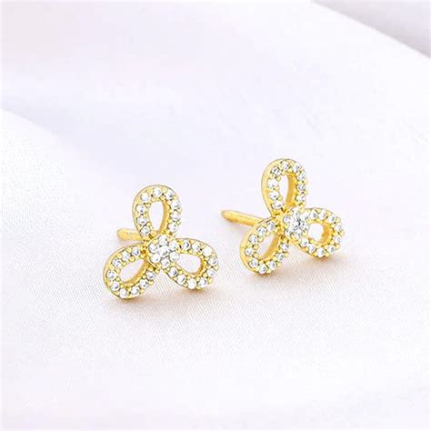 Top 7 Minimal Earrings to Refresh Your Office Look in 2024 – GIVA