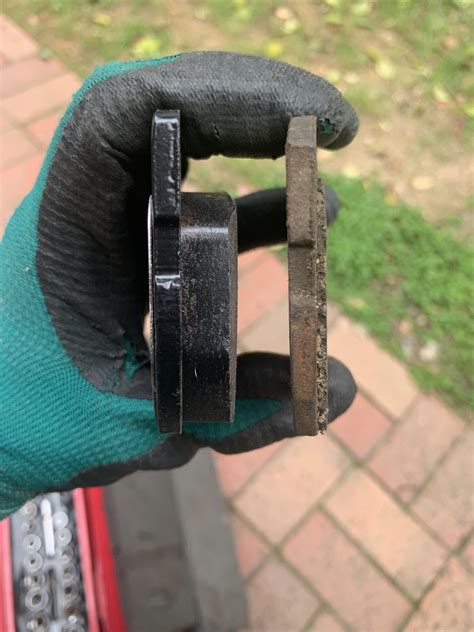 Different levels of wear between new vs old brake pads : r/mildlyinteresting