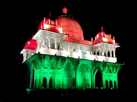Azadi Ka Amrit Mahotsav: तिरंगे में रंगा मनेर शरीफ दरगाह, लोग बोले ...