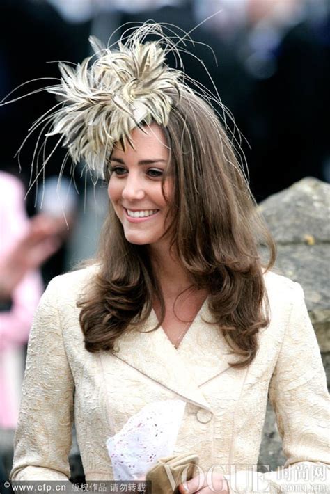 凯特王妃穿上纱裙第6次戴珍珠泪王冠，百年古董的风格竟还挺多变_伊丽莎白