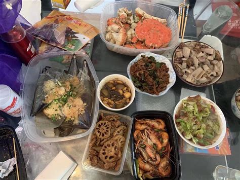 武汉“盒饭王”，快餐开成连锁店，5000人一起吃盒饭，流水近10万