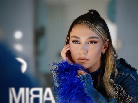 Download wallpaper girl, beauty, lips, singer, brunette, look, pose ...