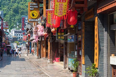 阳朔西街 被“洋化”的古街 招牌中英文对照是中国最大的外语角