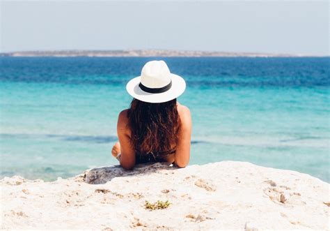 Tips for going to the beach alone - Solo Female Travelers