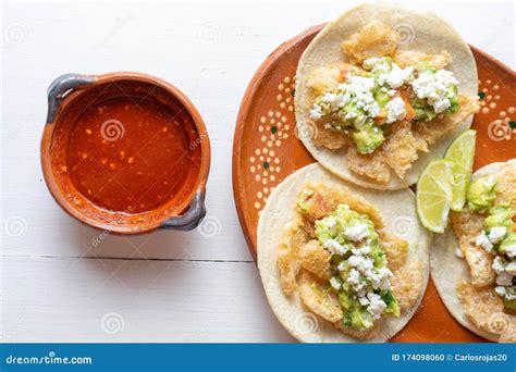 Tacos De Chicharron Con Guacamole Foto de archivo - Imagen de cena ...
