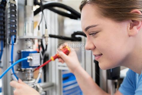技术女学徒工程师在厂中用机器做平等职业高清图片下载-正版图片307744724-摄图网