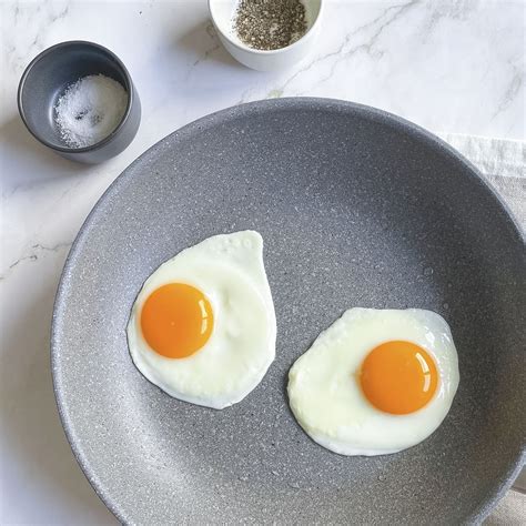 how to cook a sunny side up egg in a pan