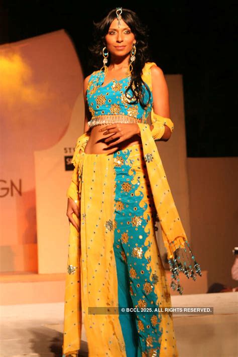 Model Candice Pinto walks the ramp for Vastra 07, the Incredible India ...