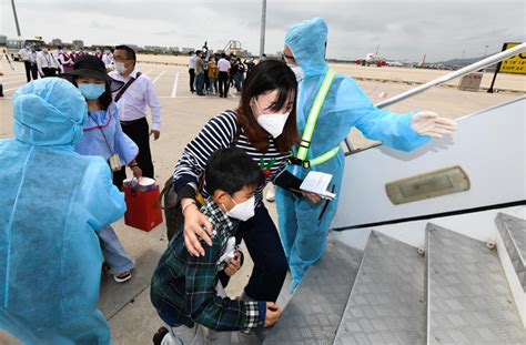 海南三亚：湖北百余名滞留旅客包机返程_图片新闻_中国政府网
