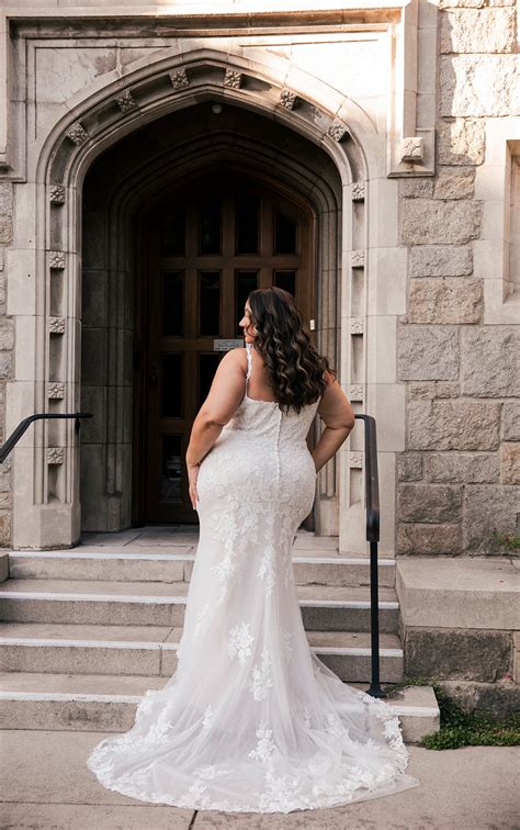 Elegant Plus Size Lace Fit-and-Flare Wedding Dress with Shoulder Straps