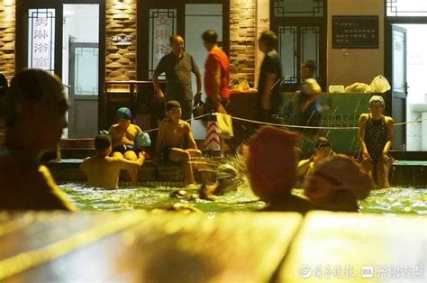 济南市民可以在泉水中夜游避暑，凉爽宜人太舒服