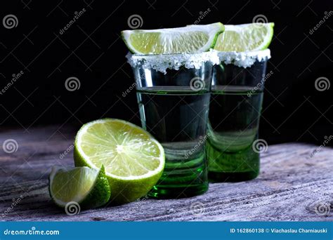 Dos Vasos De Tequila Con Sal Y Lima Foto de archivo - Imagen de madera ...