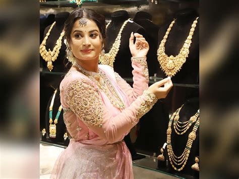 Gold trade range-bound this week with positive bias amid safe haven demand