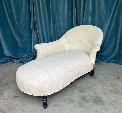 French 19th Century Chaise Lounge with Extended Arm For Sale at 1stDibs