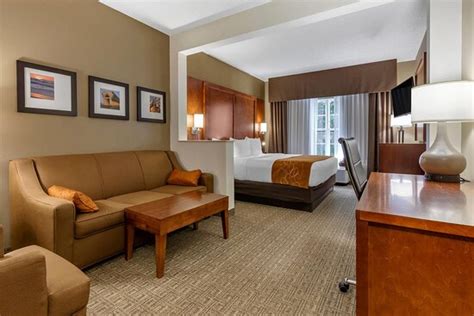 Poor mask wearing - Review of Comfort Suites Marquette, Marquette ...