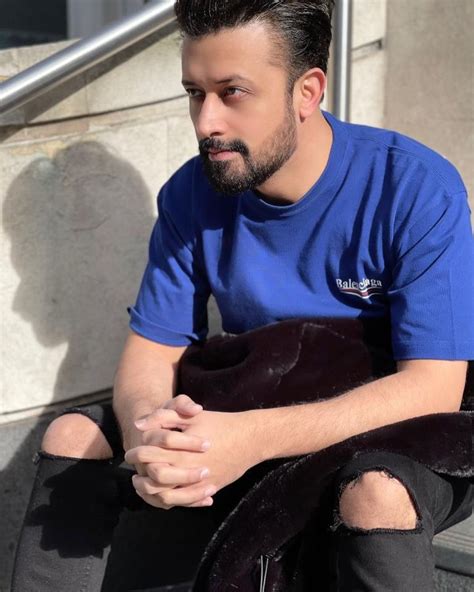 Atif Aslam got angry with fans for blowing money | પૈસા ઉડાડવા બદલ આતિફ ...