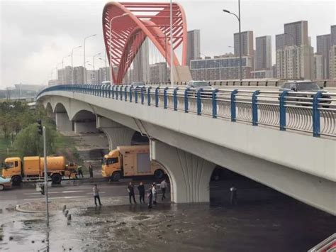 回龙观城铁桥下积水严重，交通中断，车辆被淹。刚从现场回来|城铁|回龙观|积水_新浪新闻