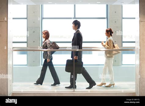 Business Person Walking 的图像结果