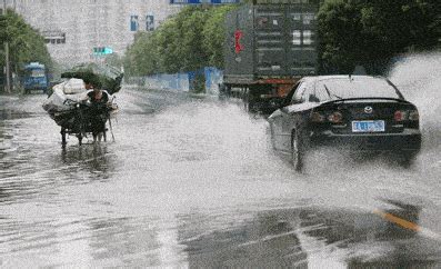 这也行！云南昆明，被雨天驾车的人溅了一身水，罚款！_李某_女子_四大队