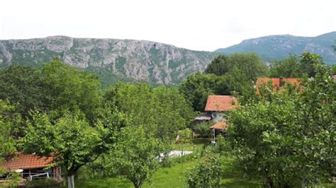 Selo Manastir kraj Niša ima samo četiri stanovnika, a najmlađem je 56 ...