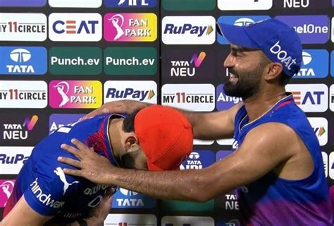 Virat Kohli BOWS While Taking Orange Cap From Dinesh Karthik ...