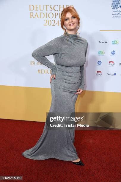 145 Sophie Passmann Fotos und hochauflösende Bilder - Getty Images