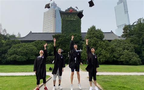 再见母校！南京大学2019年毕业生拍摄毕业照|南京大学|毕业生|吕建_新浪新闻