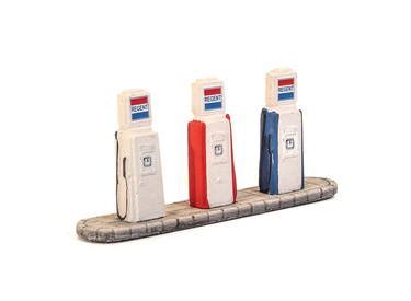 SS385 Wills OO/HO Gauge Regent 1960s Petrol Pumps with Base 3 In Pack