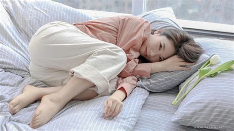 简约韩系青春优美气质美女床上摄影写真图片桌面壁纸_可爱图片