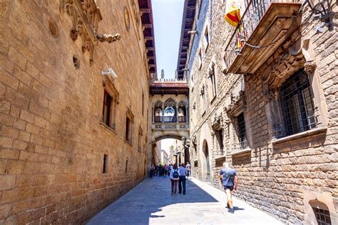Gothic Quarter in Barcelona - Explore a Maze of Medieval Streets and ...