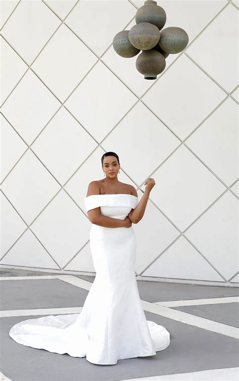 Elegant Plus Size Fit-and-Flare Wedding Dress with Detachable Bow