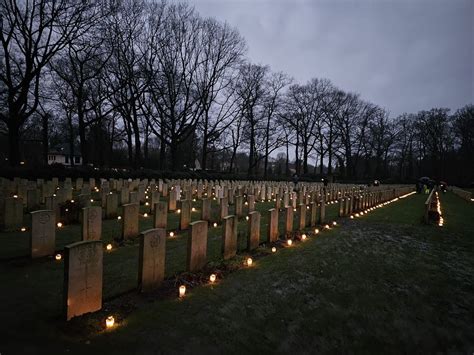 Opruimen van de lichtjes op de Airborne Begraafplaats , Arnhem ...