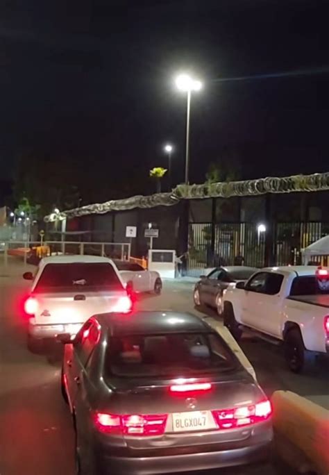 Cierran garita de Tecate; decenas de familias quedaron varadas durante ...