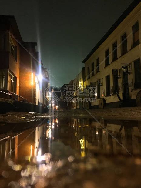 夜间雨后水坑中城市的倒影高清图片下载-正版图片502636275-摄图网