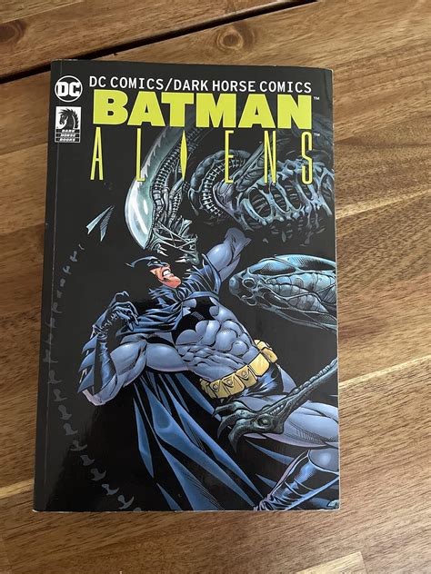 Batman: Aliens 2 : Edginton, Ian: Amazon.in: Books
