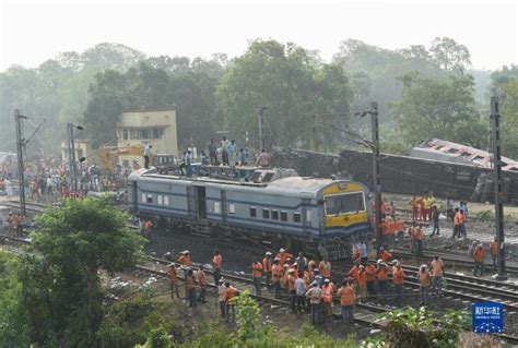 印度列车脱轨相撞事故现场_腾讯新闻