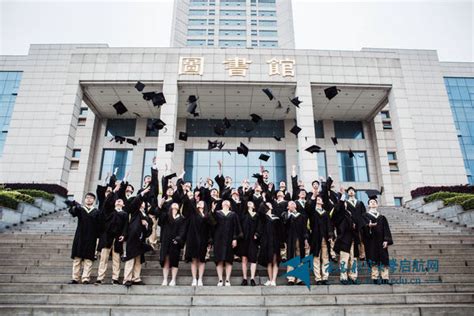 南昌大学举行2022年毕业典礼 毕业生“花式”合影纪念_中新网江西新闻