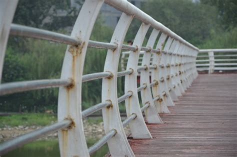 木栈桥上的铁艺栏杆高清图片下载_红动中国
