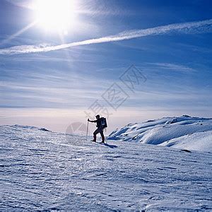 雪地徒步难行怎么办 雪地徒步技巧及注意事项_体球网