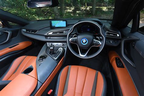 BMW i8 Roadster (2018-2020) interior & comfort | DrivingElectric