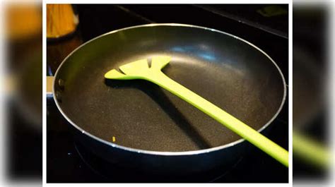 Signs that tell when to throw away non-stick pans